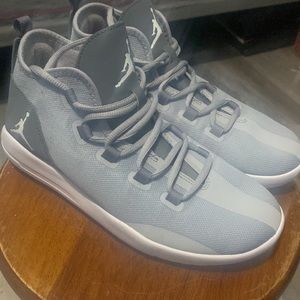 Nike Air Jordan Reveal Basketball Sneakers Wolf Grey 834126-031 size 7Y BOYS